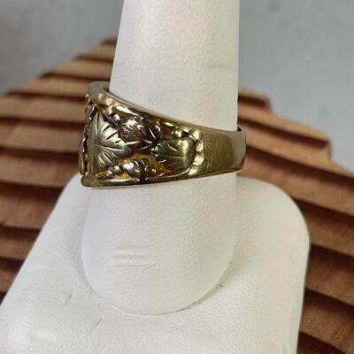 #117  Men's 10 K Cigar Band Sz 10. Black Hills Gold  11 g