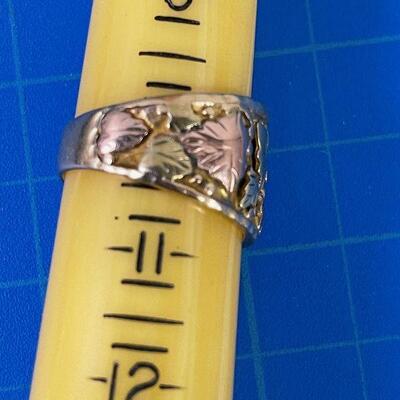 #117  Men's 10 K Cigar Band Sz 10. Black Hills Gold  11 g