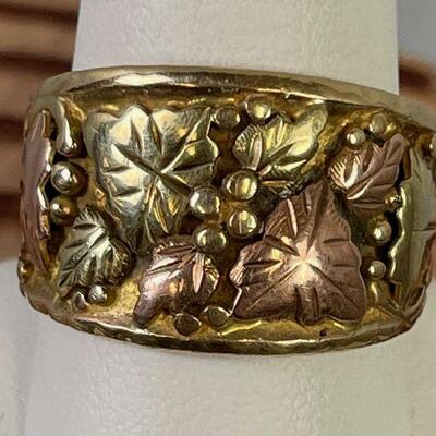 #117  Men's 10 K Cigar Band Sz 10. Black Hills Gold  11 g