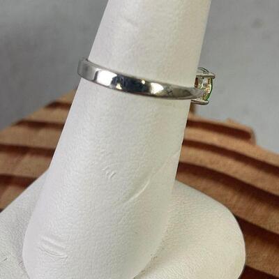 #119 Silver with bright light Green Stone Cut. Ring with  .925  Size 7 1.9 g 