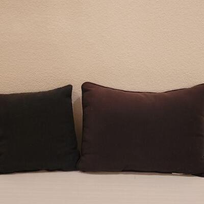 Lot 19: (2) Cat Decorative Pillows 