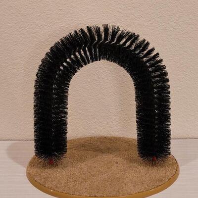 Lot 29: Cat Self Grooming Arch