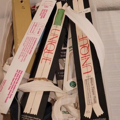 Lot 39: New Vintage Zippers - Sewing Lot