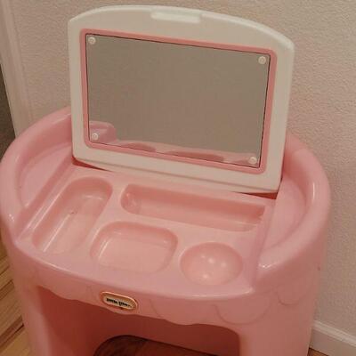 Lot 47: Little Tikes Vanity/Desk