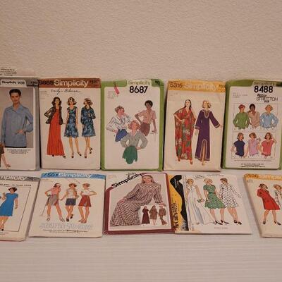 Lot 49: (10) Vintage 1970's Sewing Patterns 