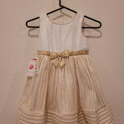 Lot 58: New Girls size 6 Dress