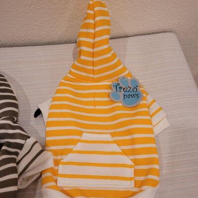 Lot 61: NEW Dog/Cat Hoodies