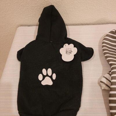 Lot 61: NEW Dog/Cat Hoodies