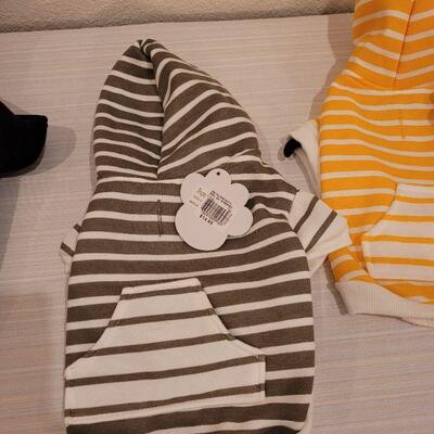 Lot 61: NEW Dog/Cat Hoodies