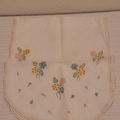 Lot 112: (2) Vintage Needlepoint Linens