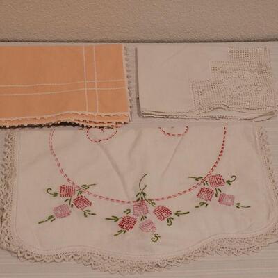 Lot 114: Vintage Linens (3)