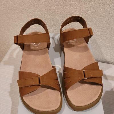 Lot 142: (2) Rockport Sandals size 8.5