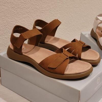 Lot 142: (2) Rockport Sandals size 8.5