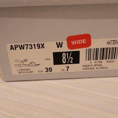 Lot 142: (2) Rockport Sandals size 8.5