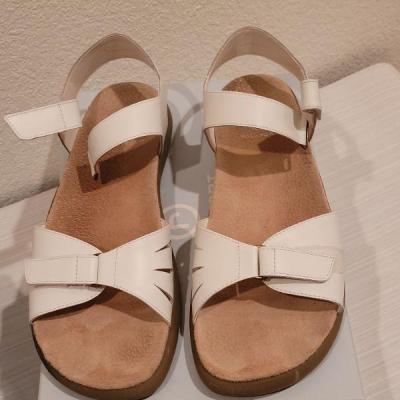 Lot 142: (2) Rockport Sandals size 8.5