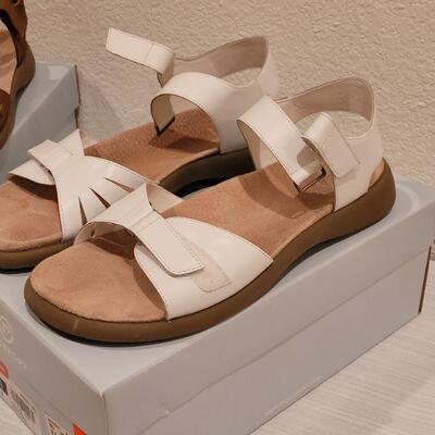Lot 142: (2) Rockport Sandals size 8.5