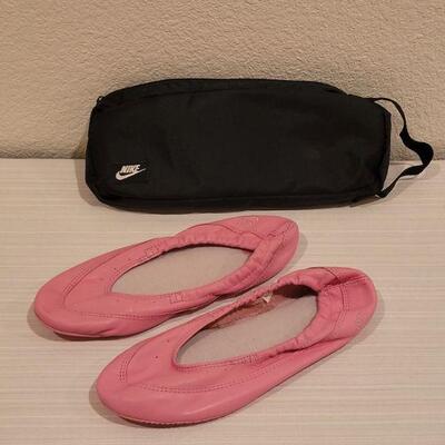 Lot 146: Nike Pink Flats in Carrying Case size 8.5