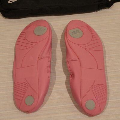 Lot 146: Nike Pink Flats in Carrying Case size 8.5