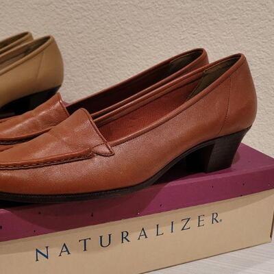 Lot 150: (2) Naturalizer Loafers size 8.5