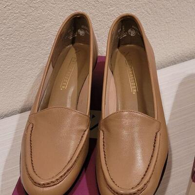 Lot 150: (2) Naturalizer Loafers size 8.5
