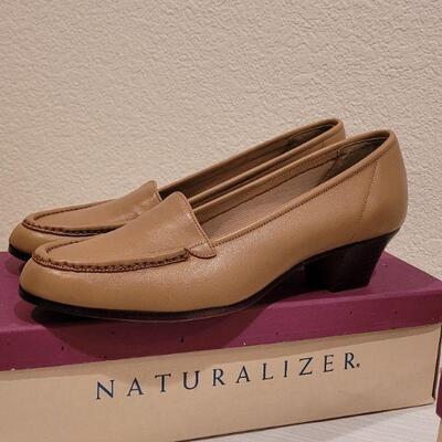 Lot 150: (2) Naturalizer Loafers size 8.5