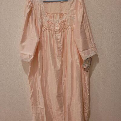 Lot 152: New Barbizon Night GOWN
