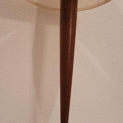 Lot 257: Vintage Mid Century Modern 35.5" Tall Brass and Teak Table Lamp TESTED A+