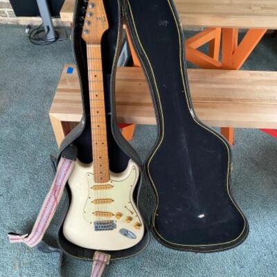 S147 Vintage USA 1980 Squier  Stratocaster by Fender Guitar 