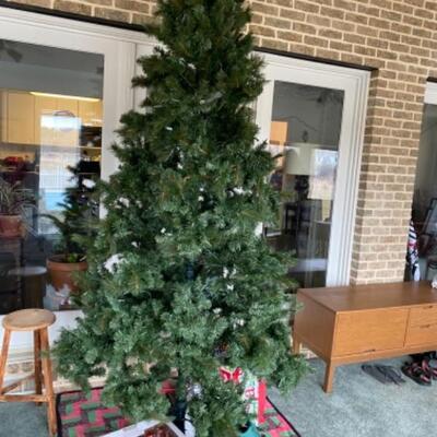 S172 9ft Pre-lit Christmas Tree with Decorations 