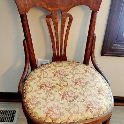 ANTIQUE SOLID WOOD CHAIR 