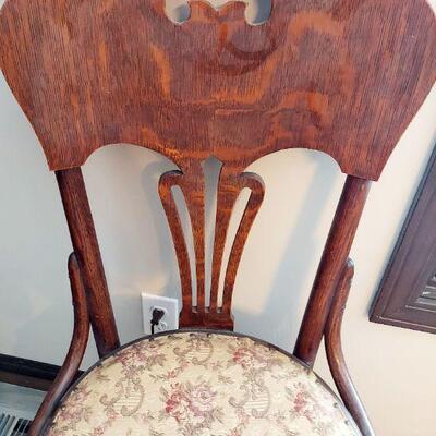 ANTIQUE SOLID WOOD CHAIR 