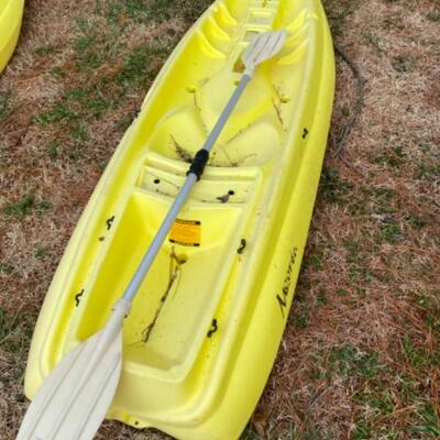 235 Moorea Kayak with White Paddle 