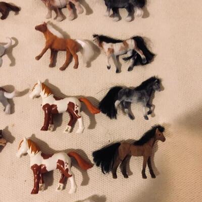 Lot of horse and dog figurines