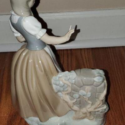 Lladro Nao Porcelain Figurine Girl with broken  Water Jug (item #41)