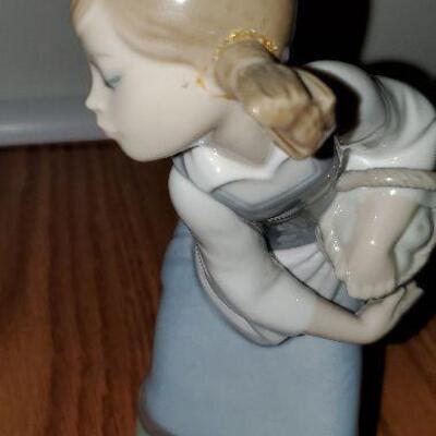 LLADRO â€œGIRL WITH DOG PULLING ON SKIRTâ€ PORCELAIN FIGURINE (item #43) - repaired