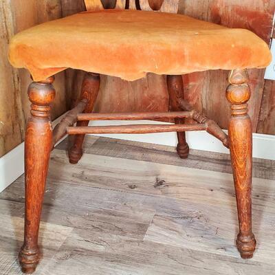 BEAUTIFUL ANTIQUE SOLID WOOD CHAIR 