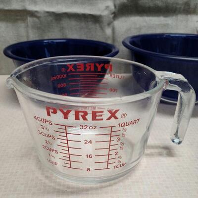 4 piece Pyrex set 3 blue nesting bowls and measuring cup