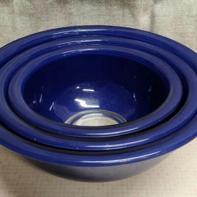 4 piece Pyrex set 3 blue nesting bowls and measuring cup