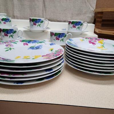 27 pc Christopher Stuart Floral Gallery dishes