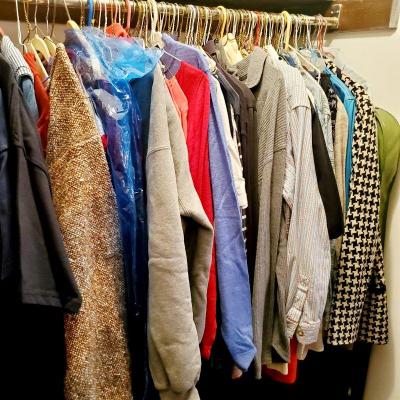 HUGE LOT OF MOSTLY MED SIZE WOMENS CLOTHES OVER 75 PCS 