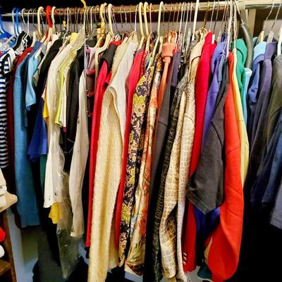 HUGE LOT OF MOSTLY MED SIZE WOMENS CLOTHES OVER 75 PCS 