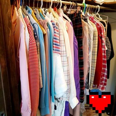 LARGE LOT OF MOSTLY VINTAGE CLOTHES SIZE M3D 