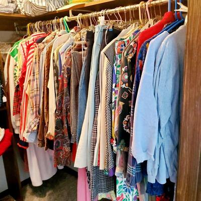 LARGE LOT OF MOSTLY VINTAGE CLOTHES SIZE M3D 