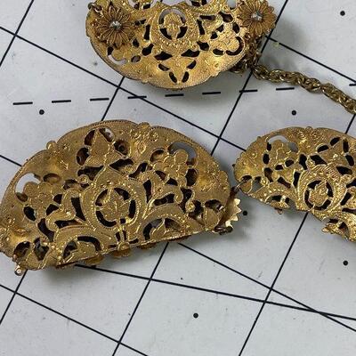 #179 Antique Gold Tone Necklace, very Stately