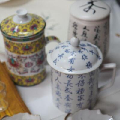 Lot 6 China plates, covered asain tea cups, ceramic measuring cups