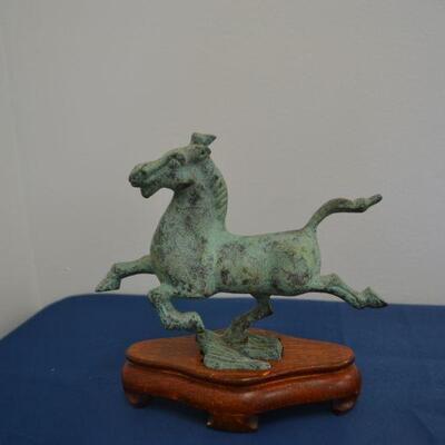 LOT 13 METAL DECORATIVE HORSE ON WOOD STAND