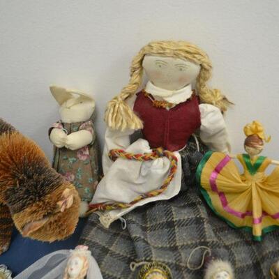 LOT 17 HOME DECOR AND DOLLS