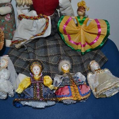 LOT 17 HOME DECOR AND DOLLS