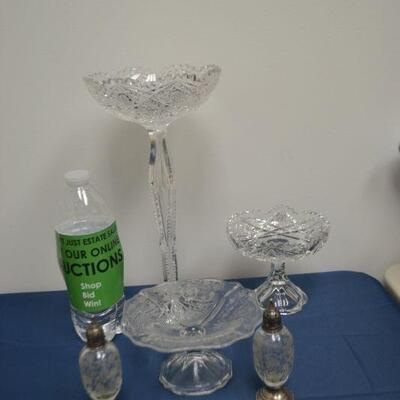 LOT 30 GLASS AND CRYSTAL ITEMS