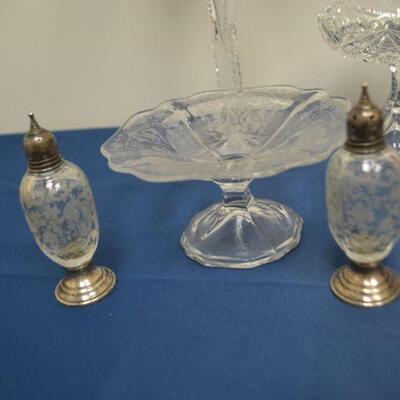LOT 30 GLASS AND CRYSTAL ITEMS